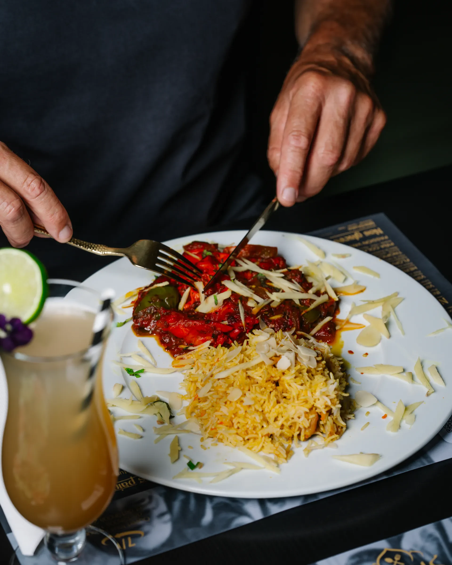 Assiette généreuse avec grillades, riz basmati et légumes chez INDUS