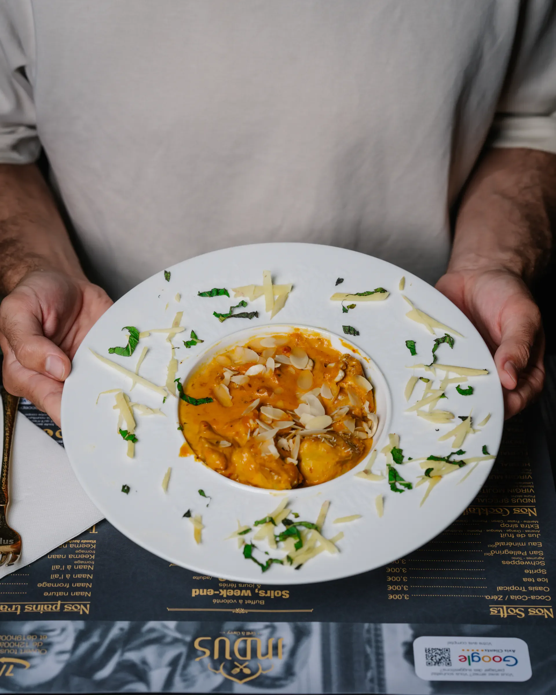 Un plat maison présenté à table chez INDUS