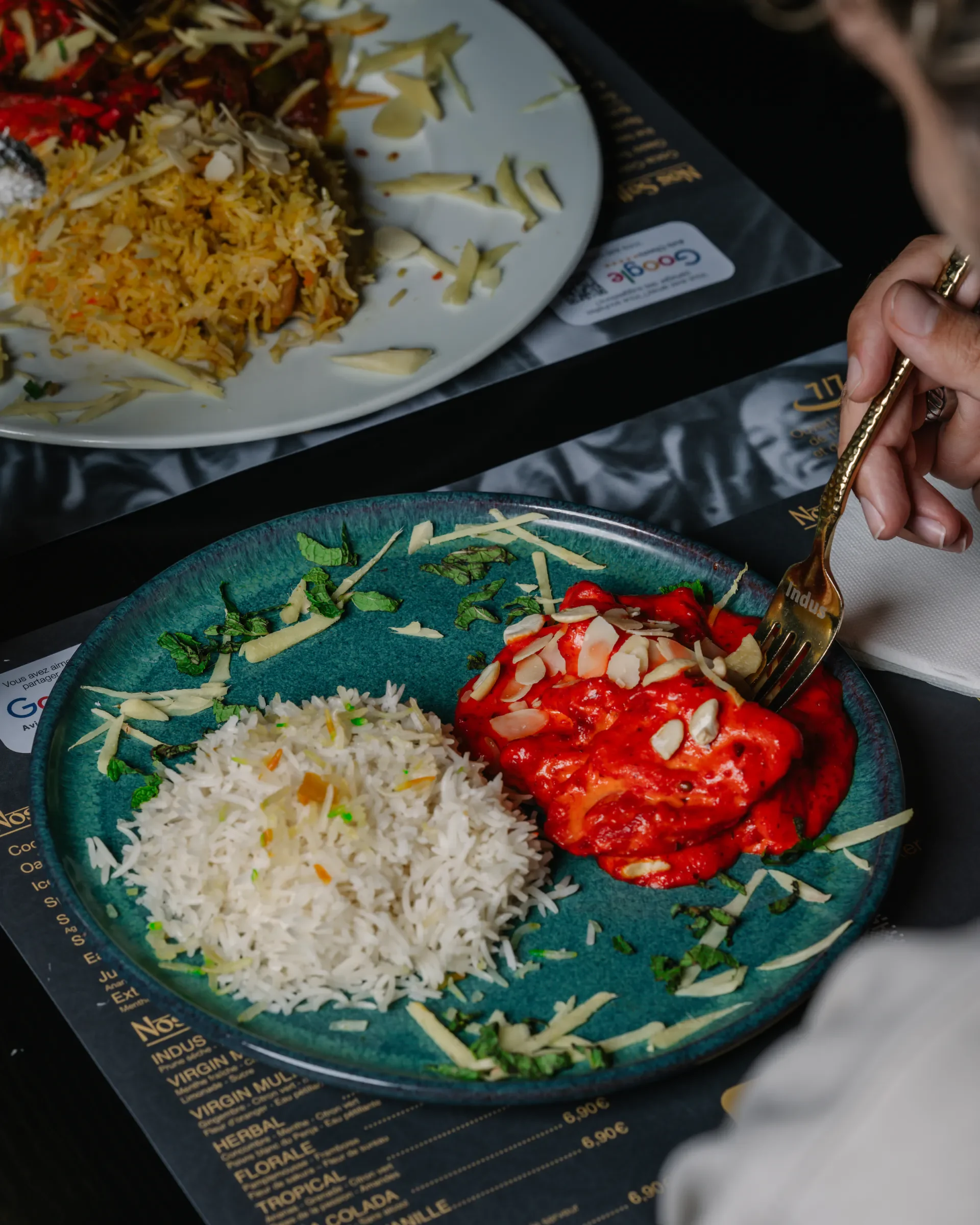 Poulet tikka masala accompagné de riz basmati chez INDUS