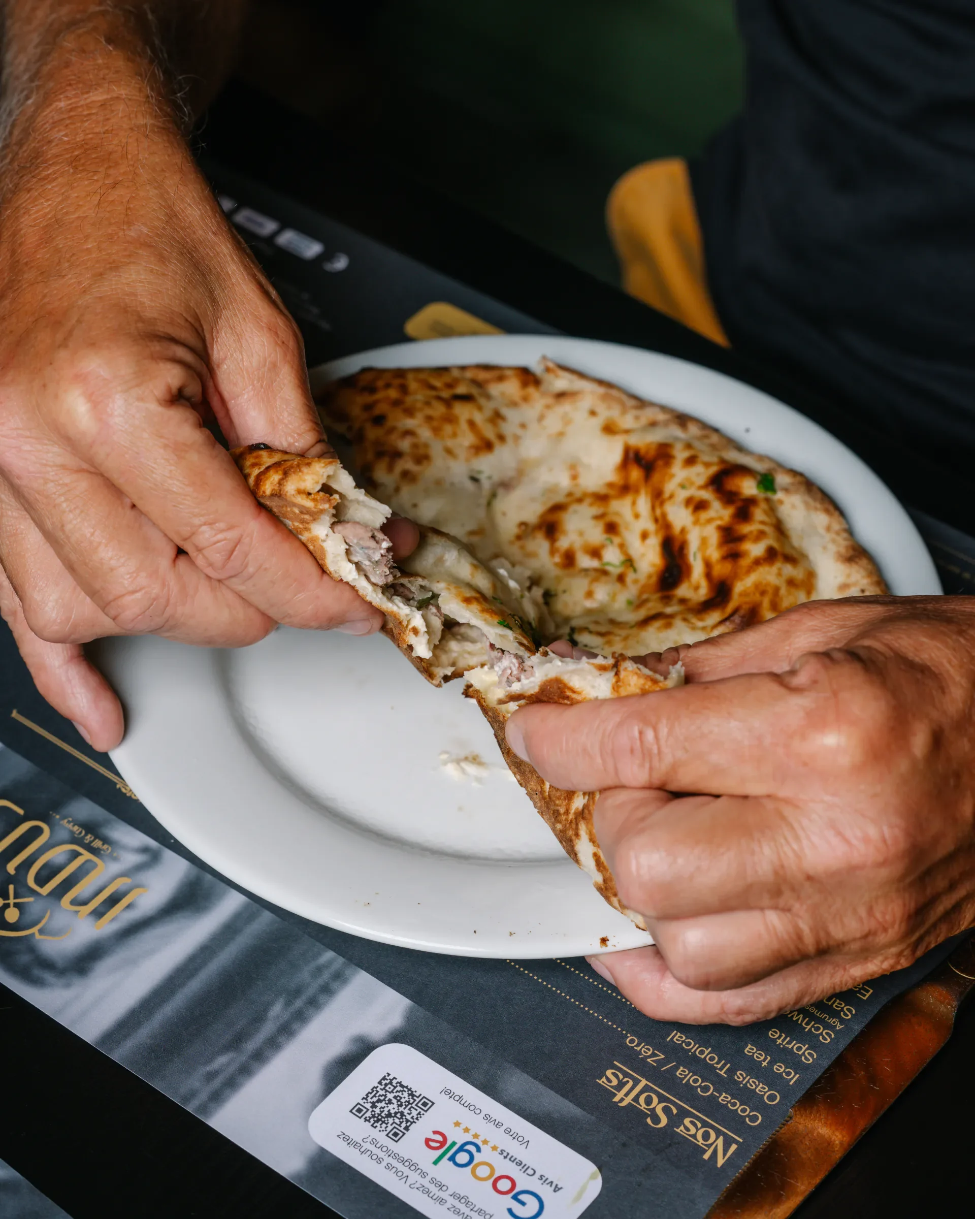 Naan chaud préparé à la demande dans les cuisines d’INDUS