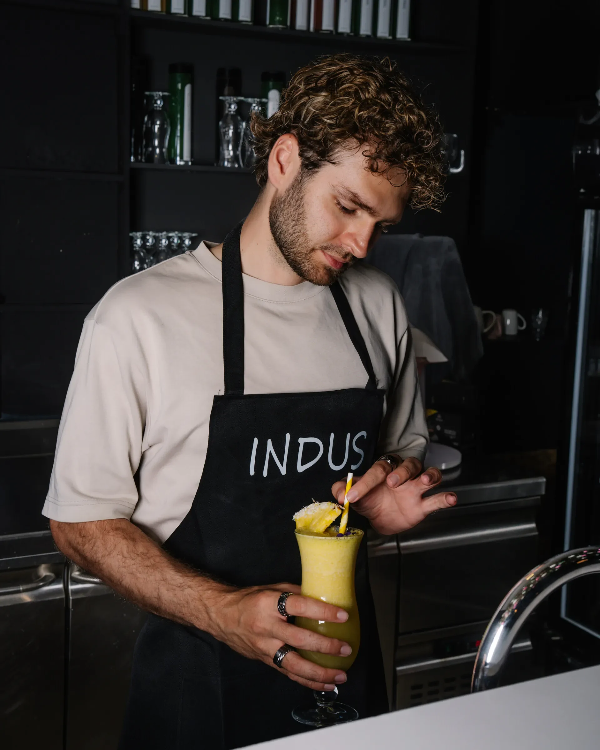 Préparation d’un cocktail sans alcool chez INDUS