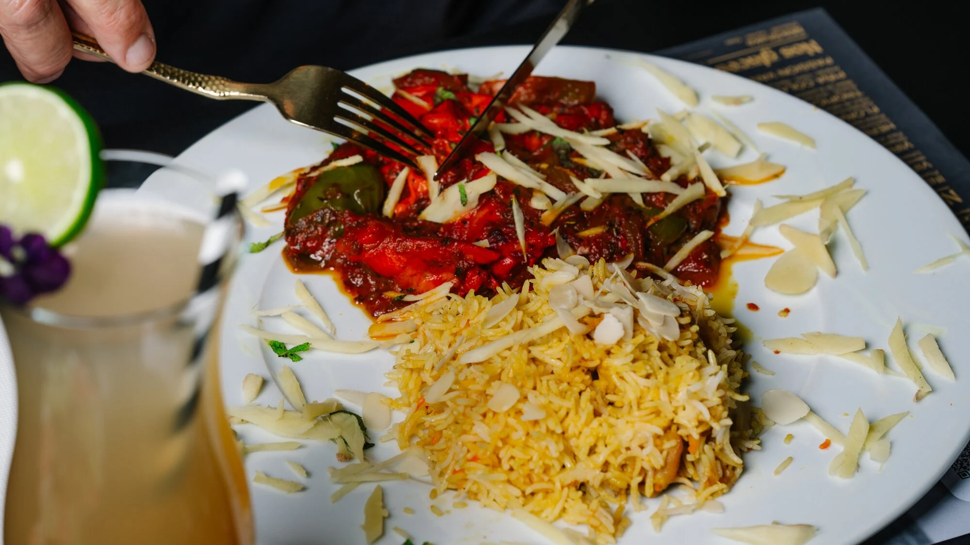 Une assiette de spécialités indiennes et pakistanaises chez INDUS Grill & Curry à Nîmes