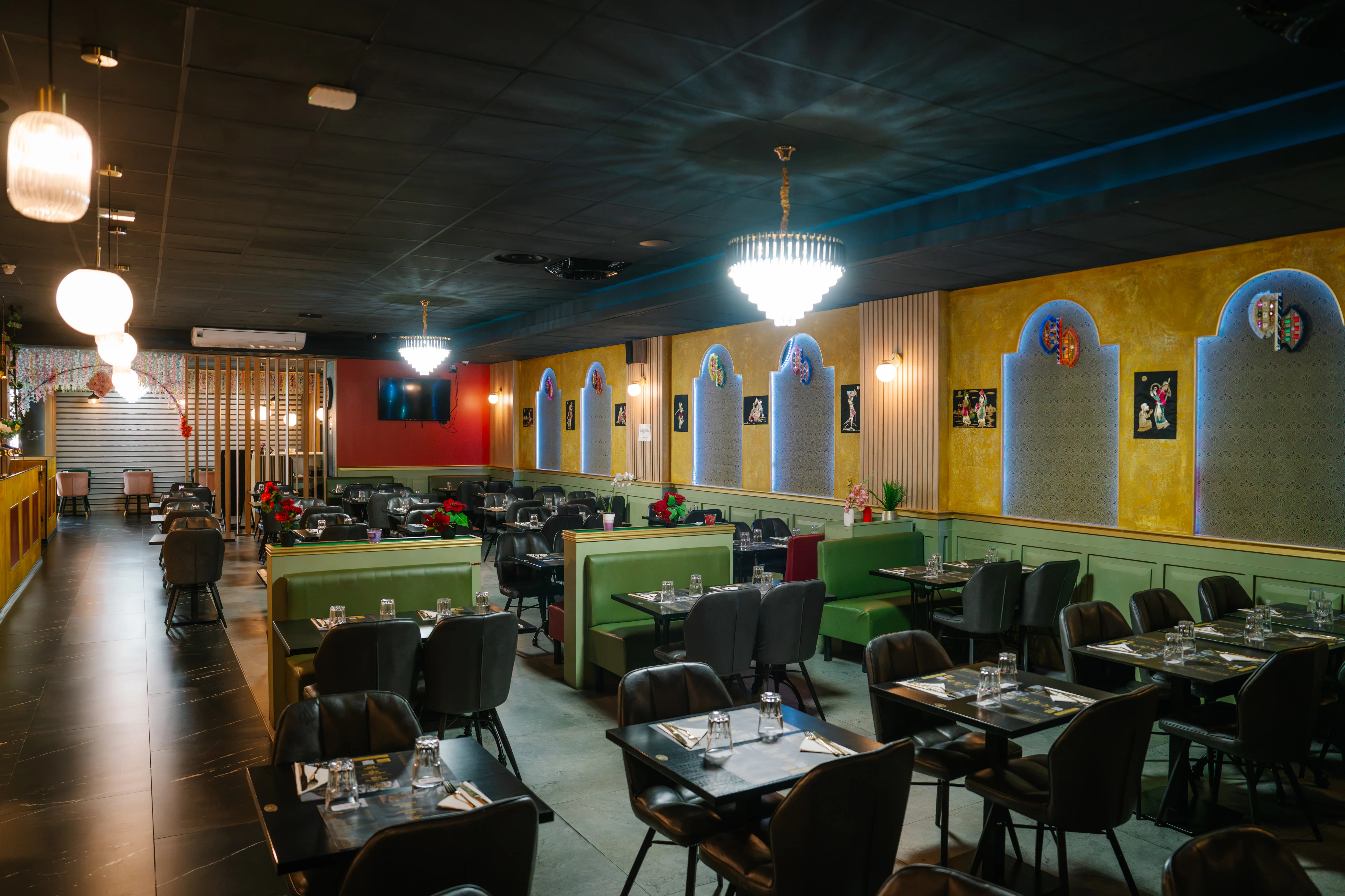 La salle chaleureuse du restaurant INDUS