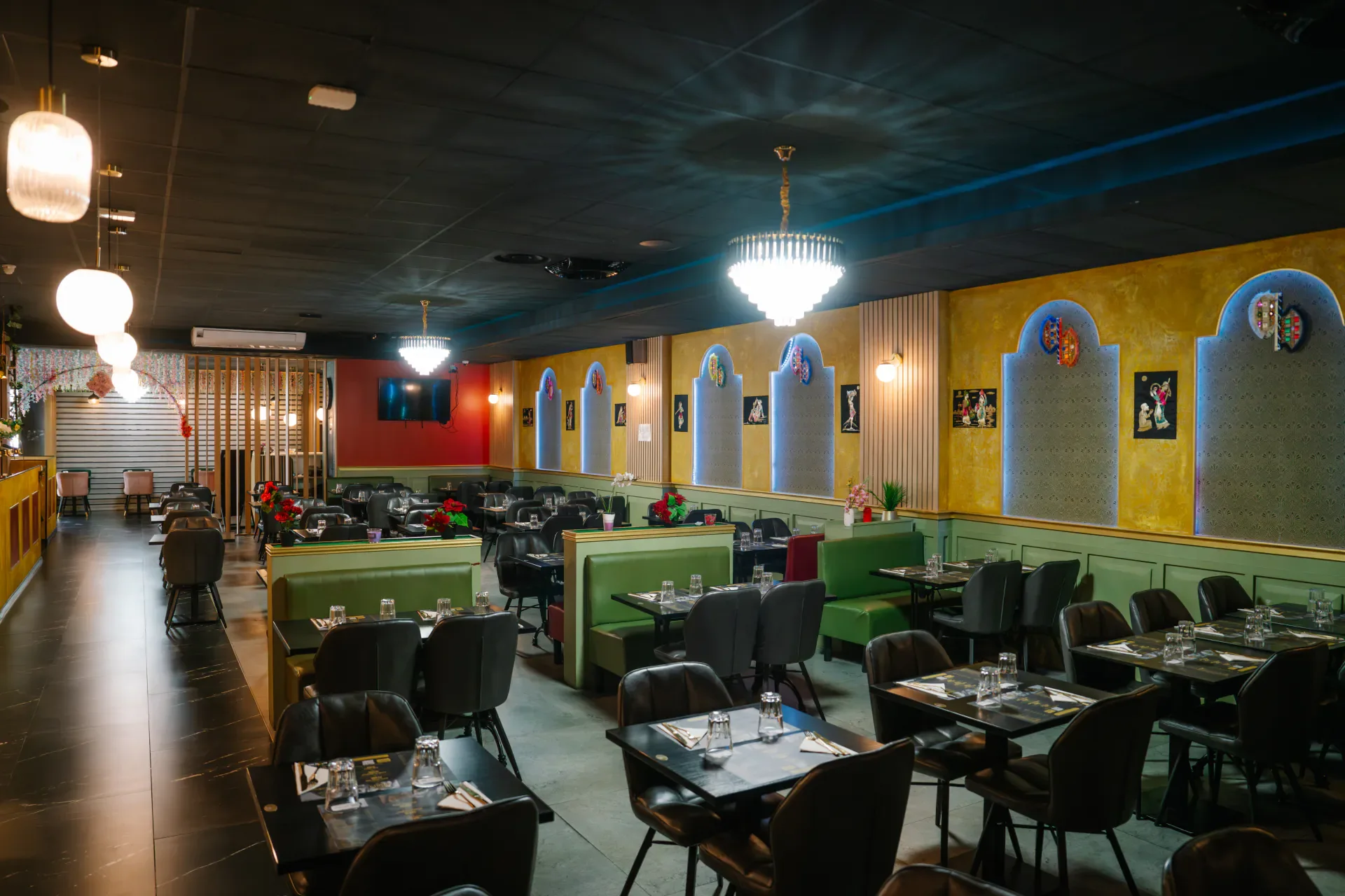 La salle chaleureuse du restaurant INDUS