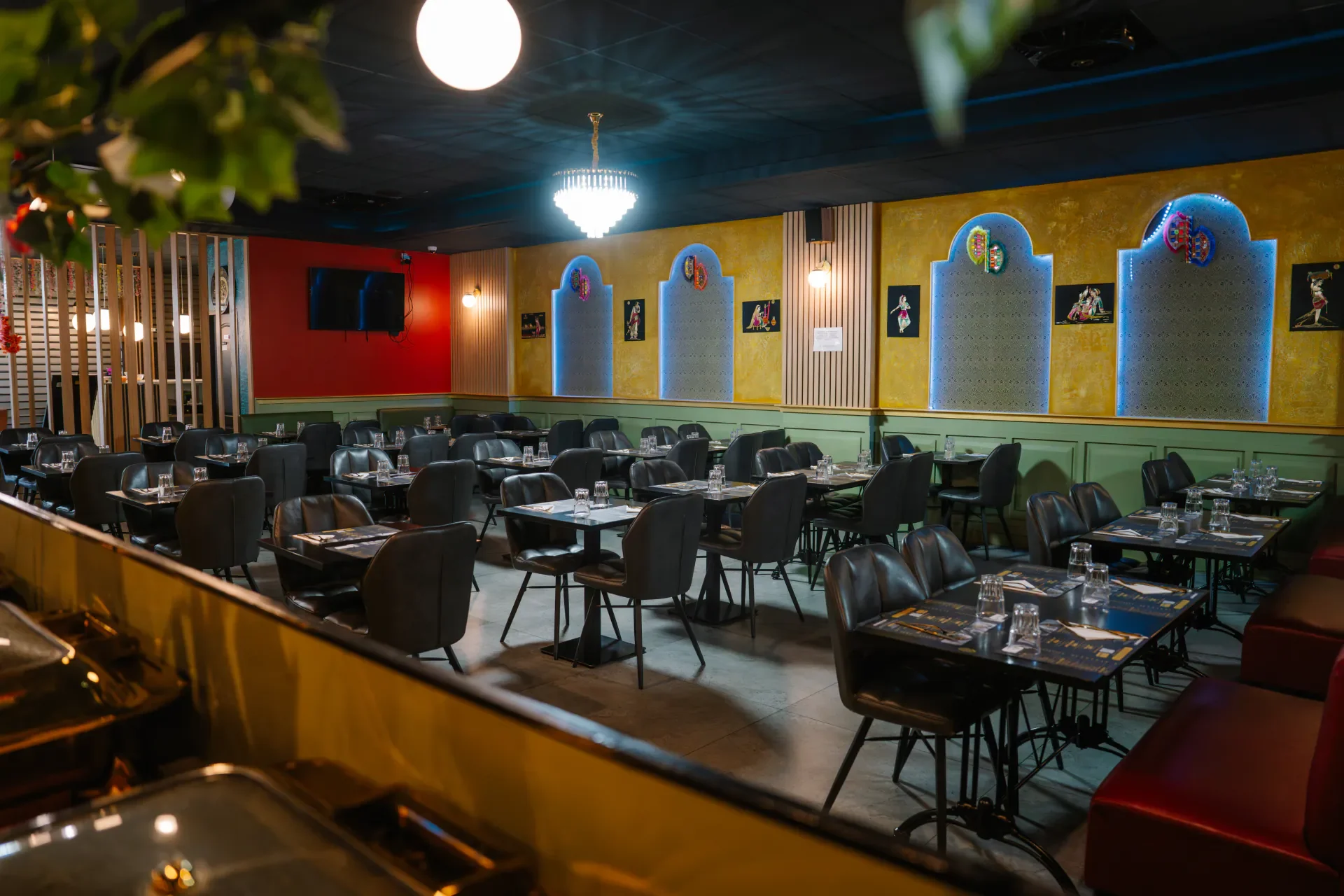 La salle du restaurant INDUS Grill & Curry à Nîmes