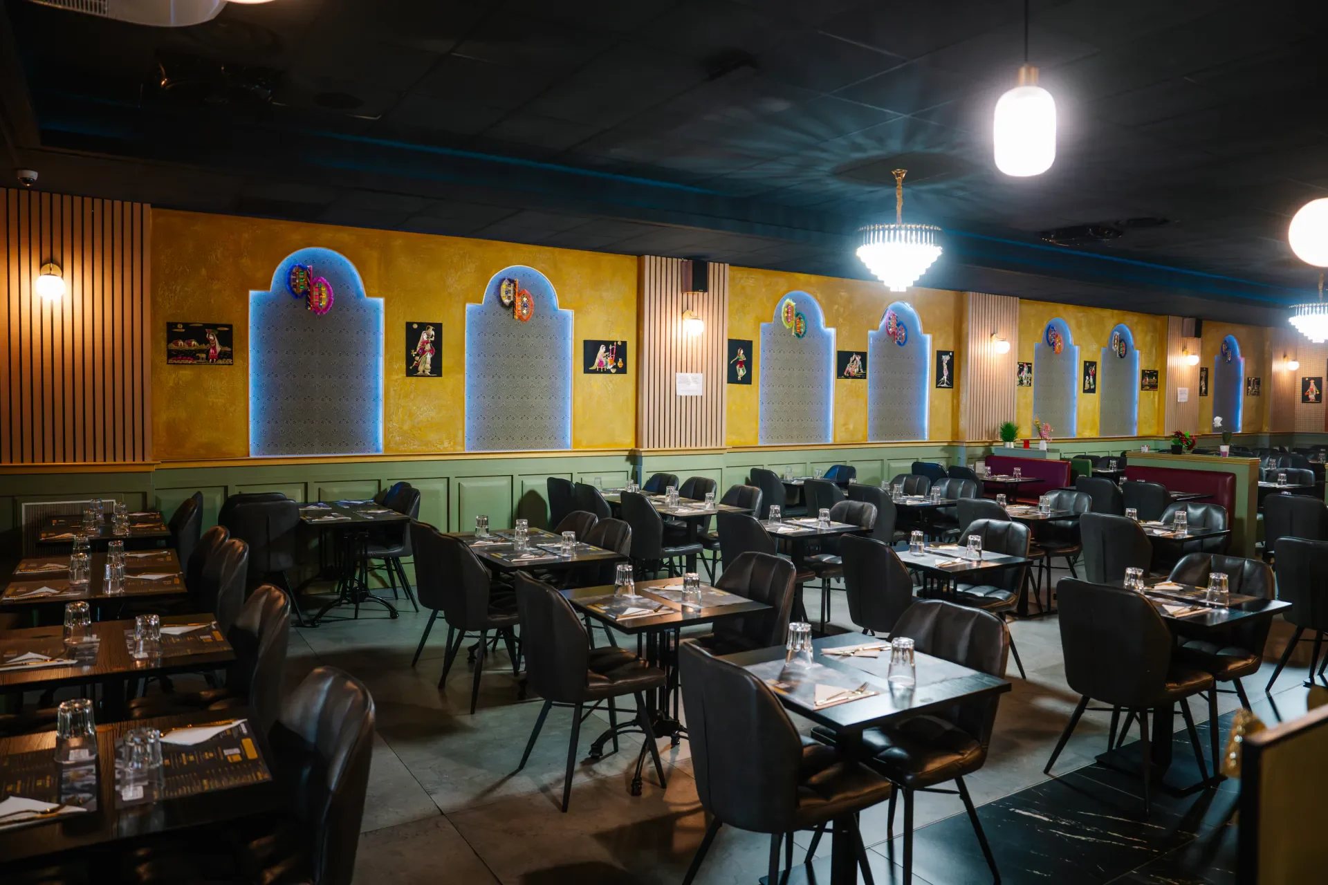 Tables dressées dans la salle d’INDUS Grill & Curry