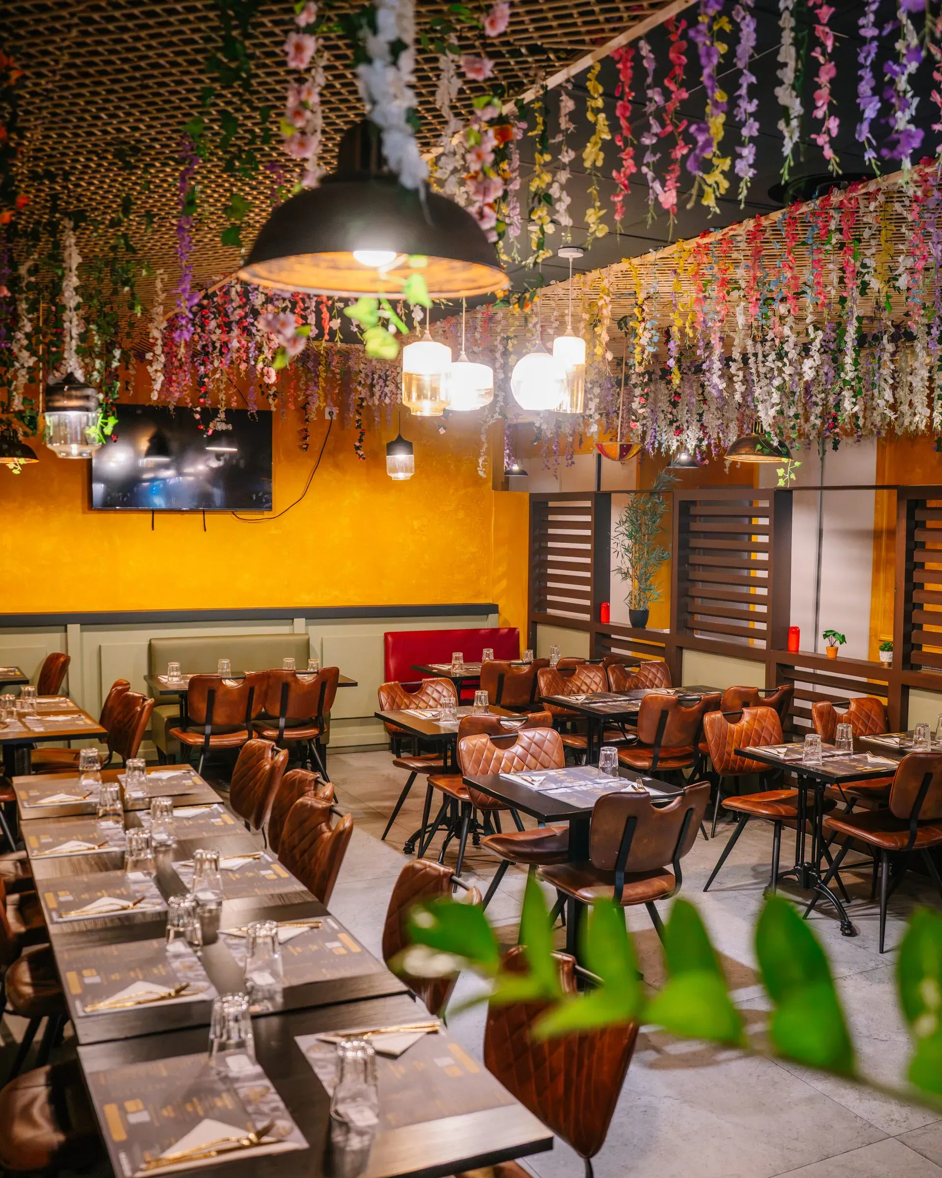 La salle fleurie du restaurant INDUS Grill & Curry à Nîmes